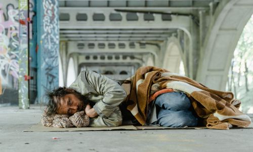 sanjati beskućnika